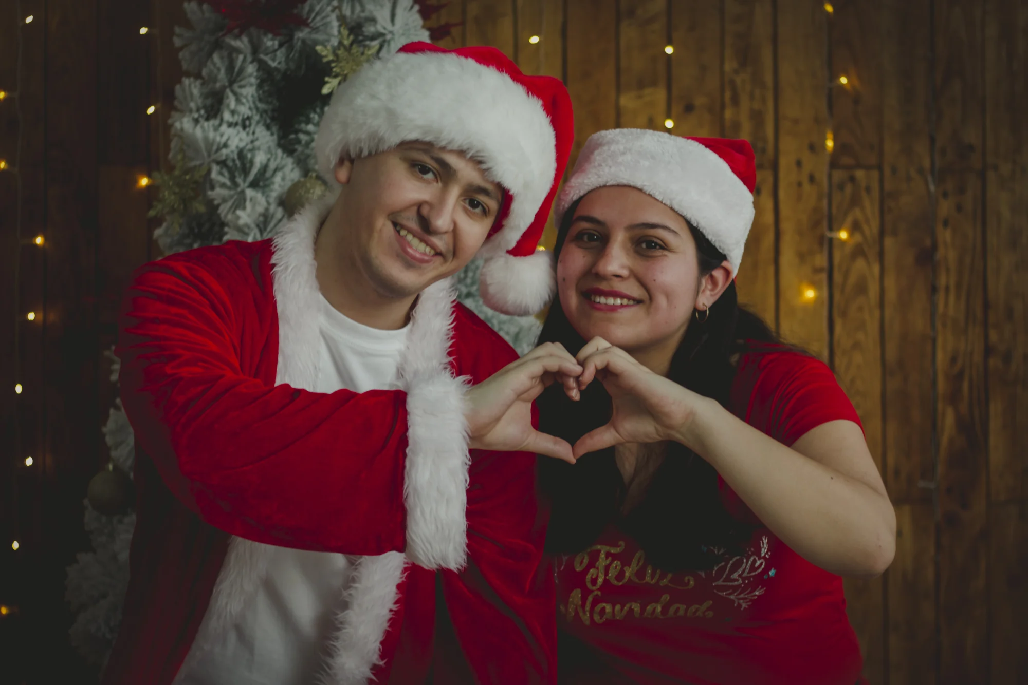 Marcos y Stephanie celebrando la Navidad