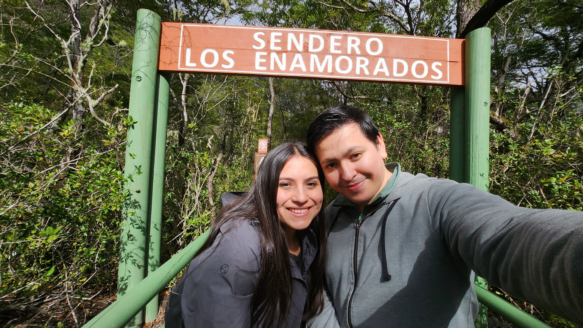 Marcos y Stephanie en el Sendero de los Enamorados