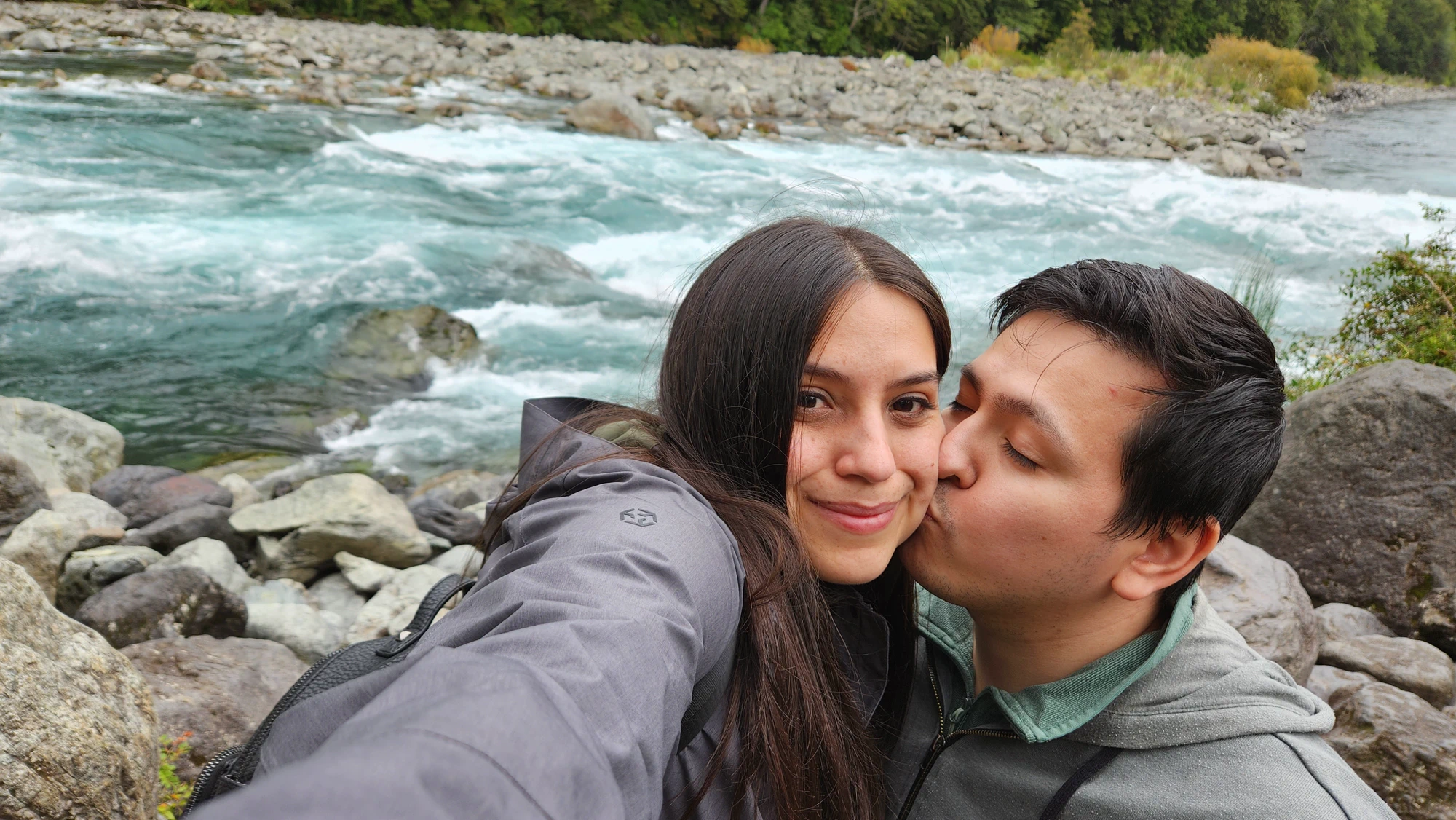 Marcos y Stephanie junto a un río