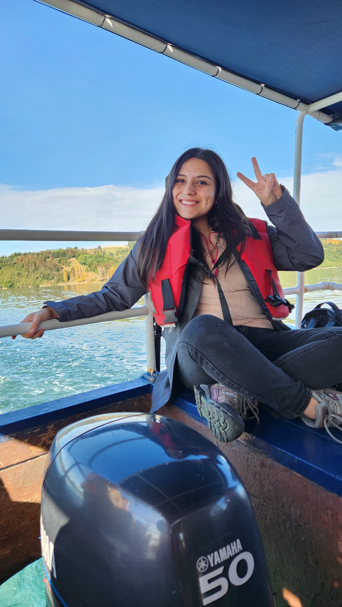 Stephanie disfrutando un paseo en bote