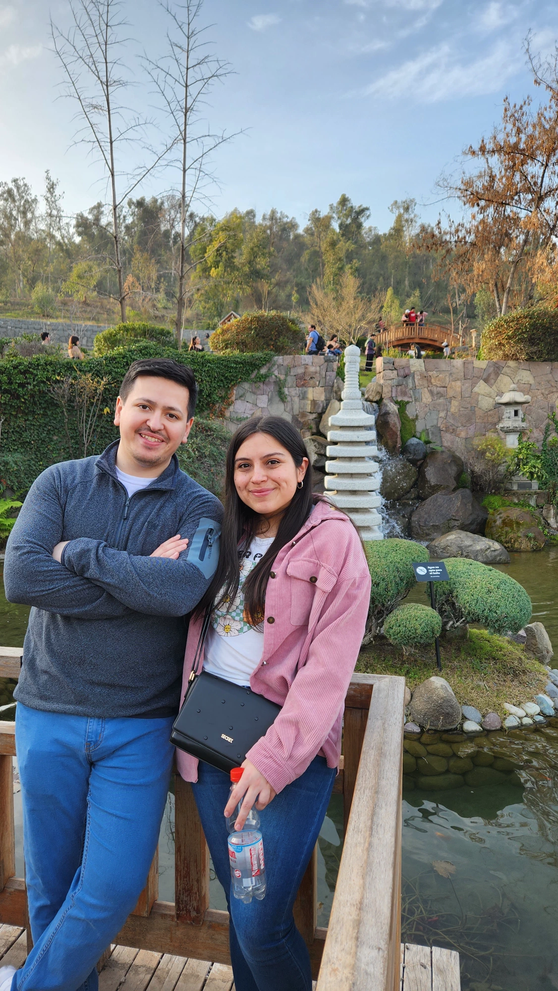 Marcos y Stephanie recorriendo el bosque