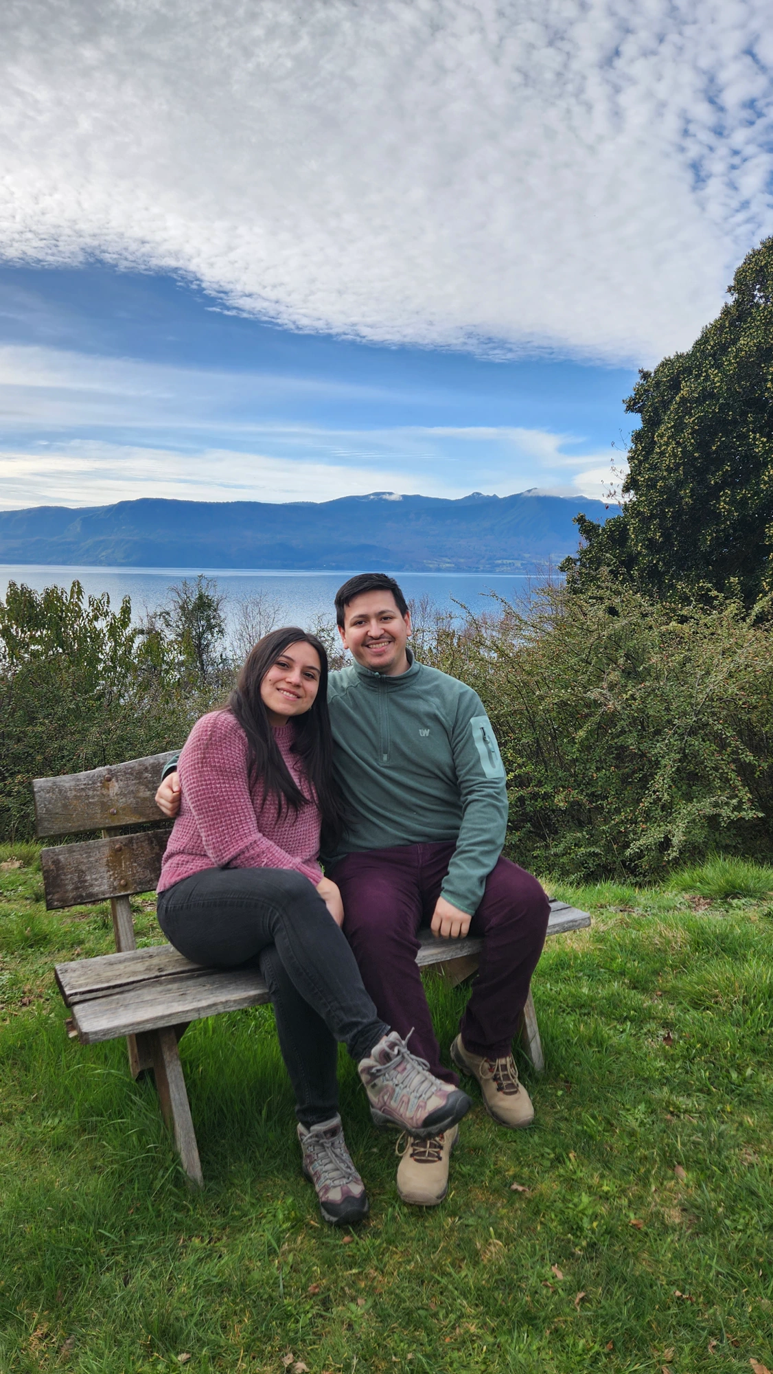 Marcos y Stephanie contemplando las montañas