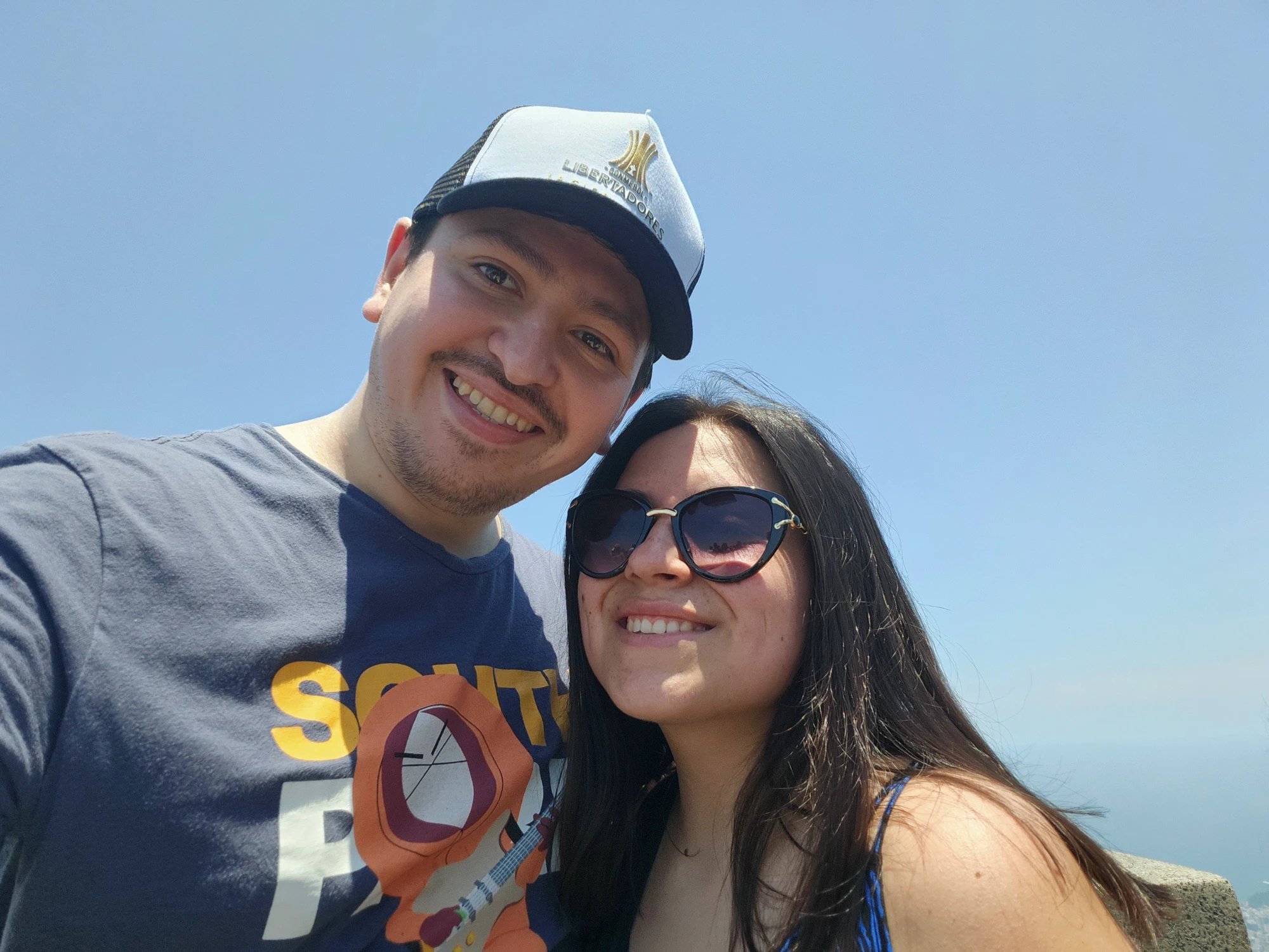 Marcos y Stephanie disfrutando un día soleado