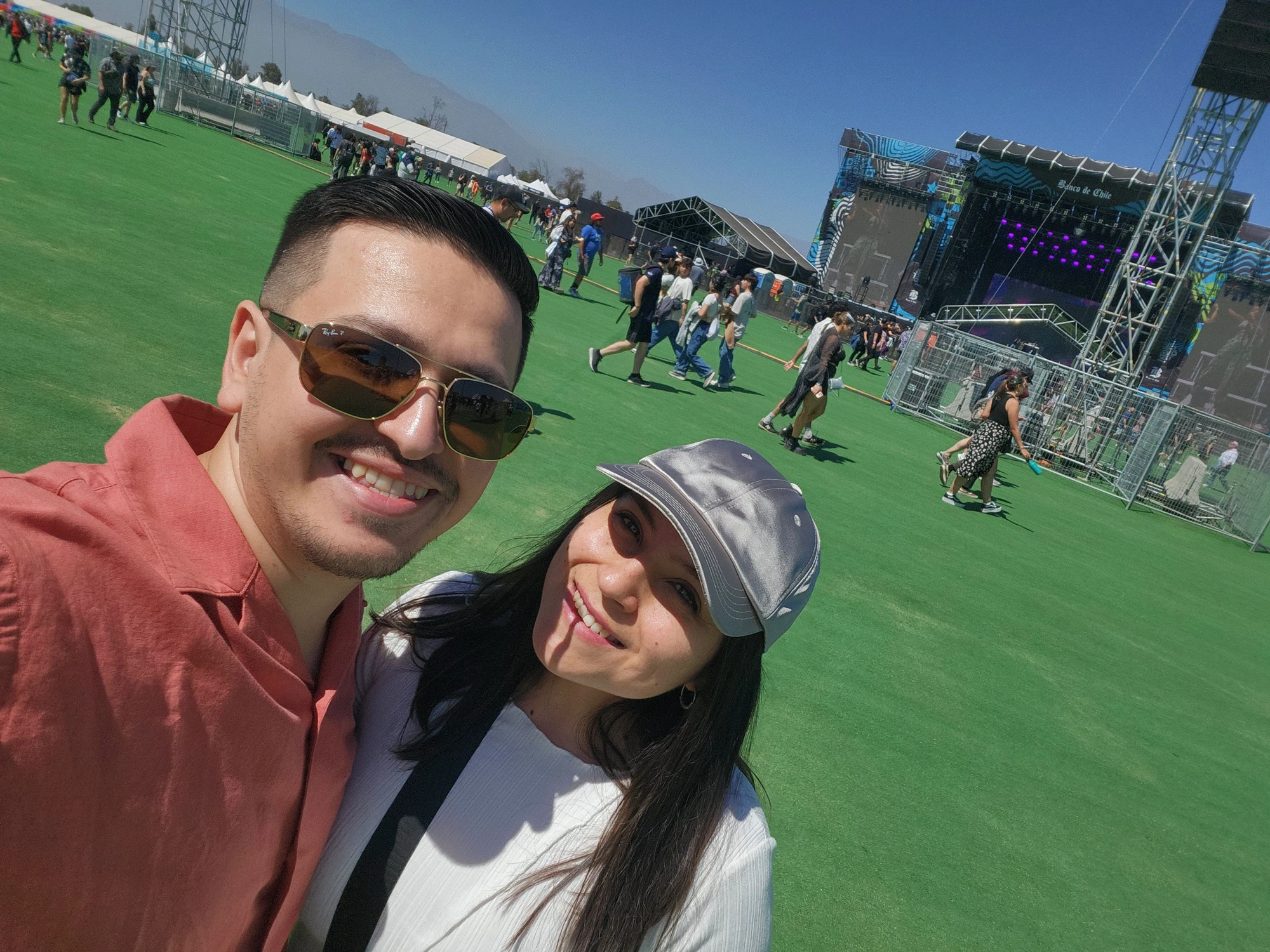 Marcos y Stephanie disfrutando un concierto