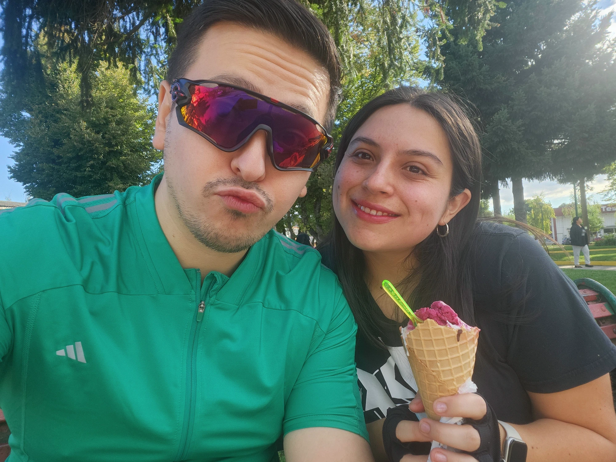 Marcos y Stephanie compartiendo un helado
