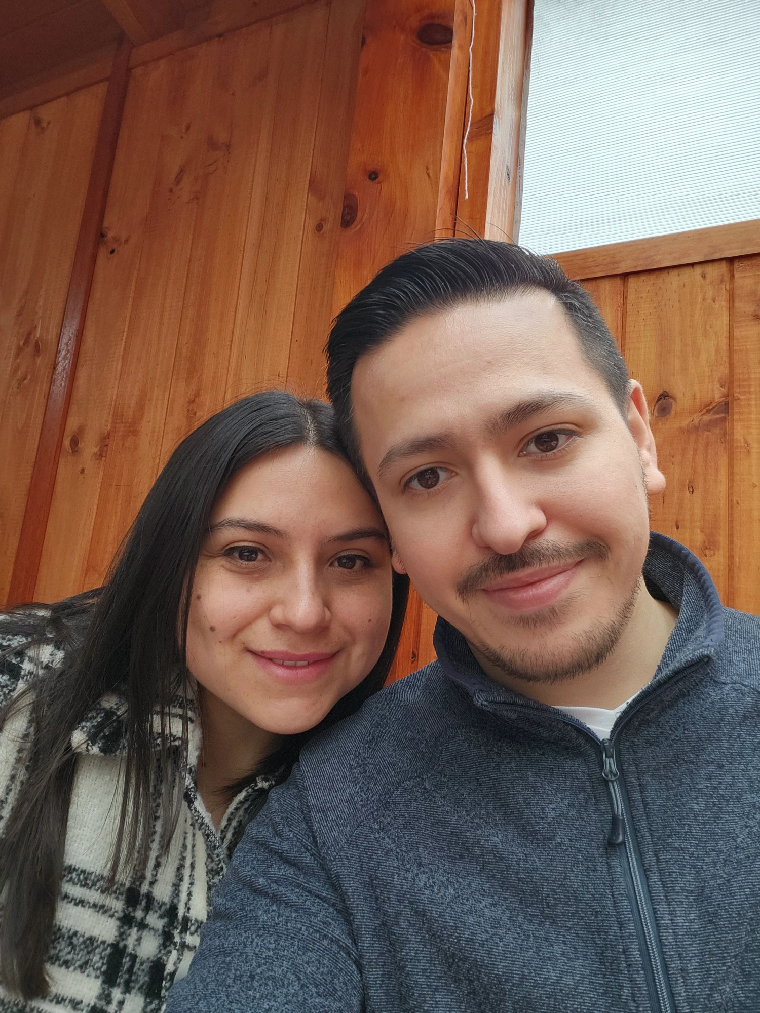 Marcos y Stephanie compartiendo un momento en casa