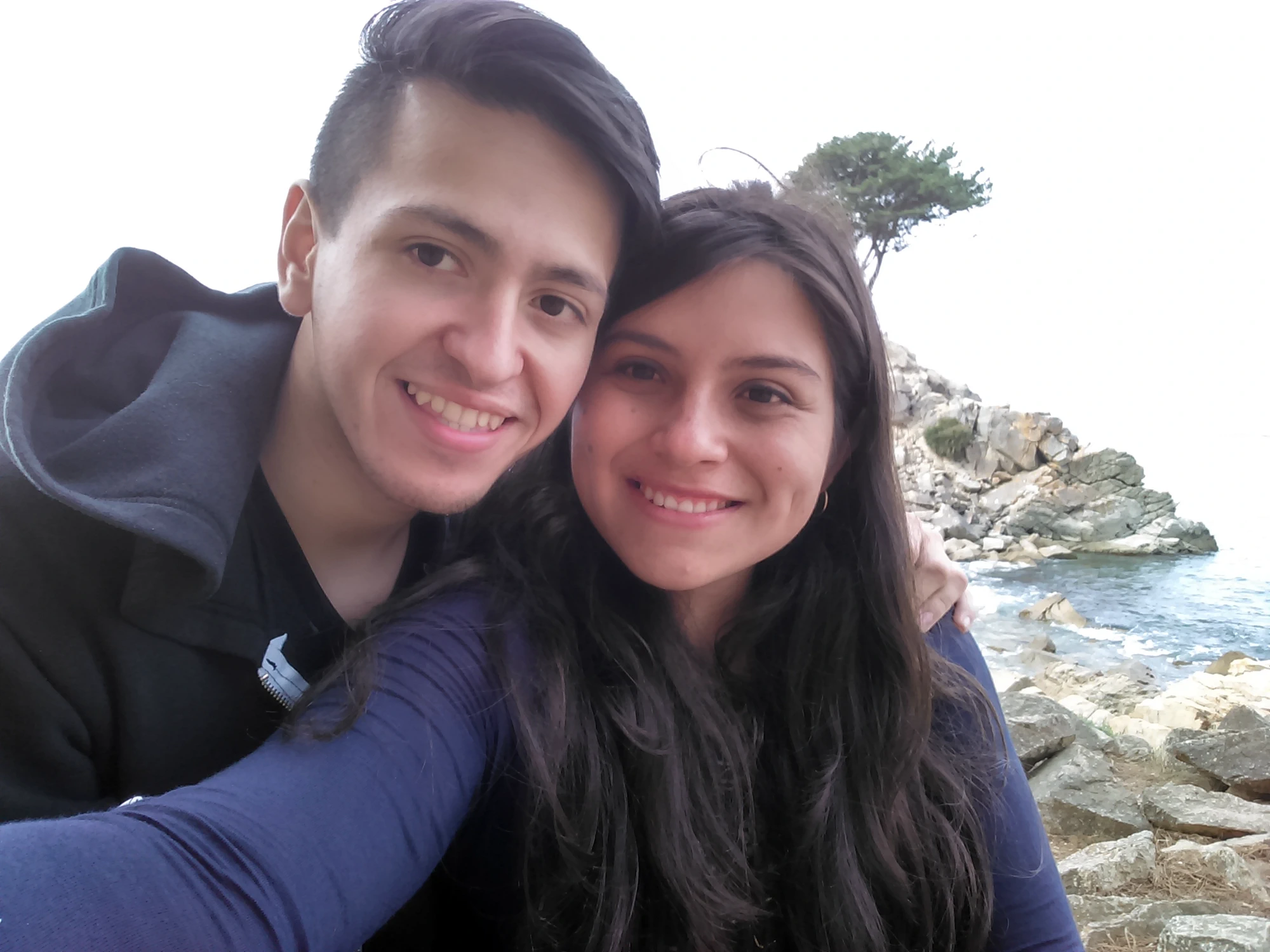 Marcos y Stephanie junto a la costa