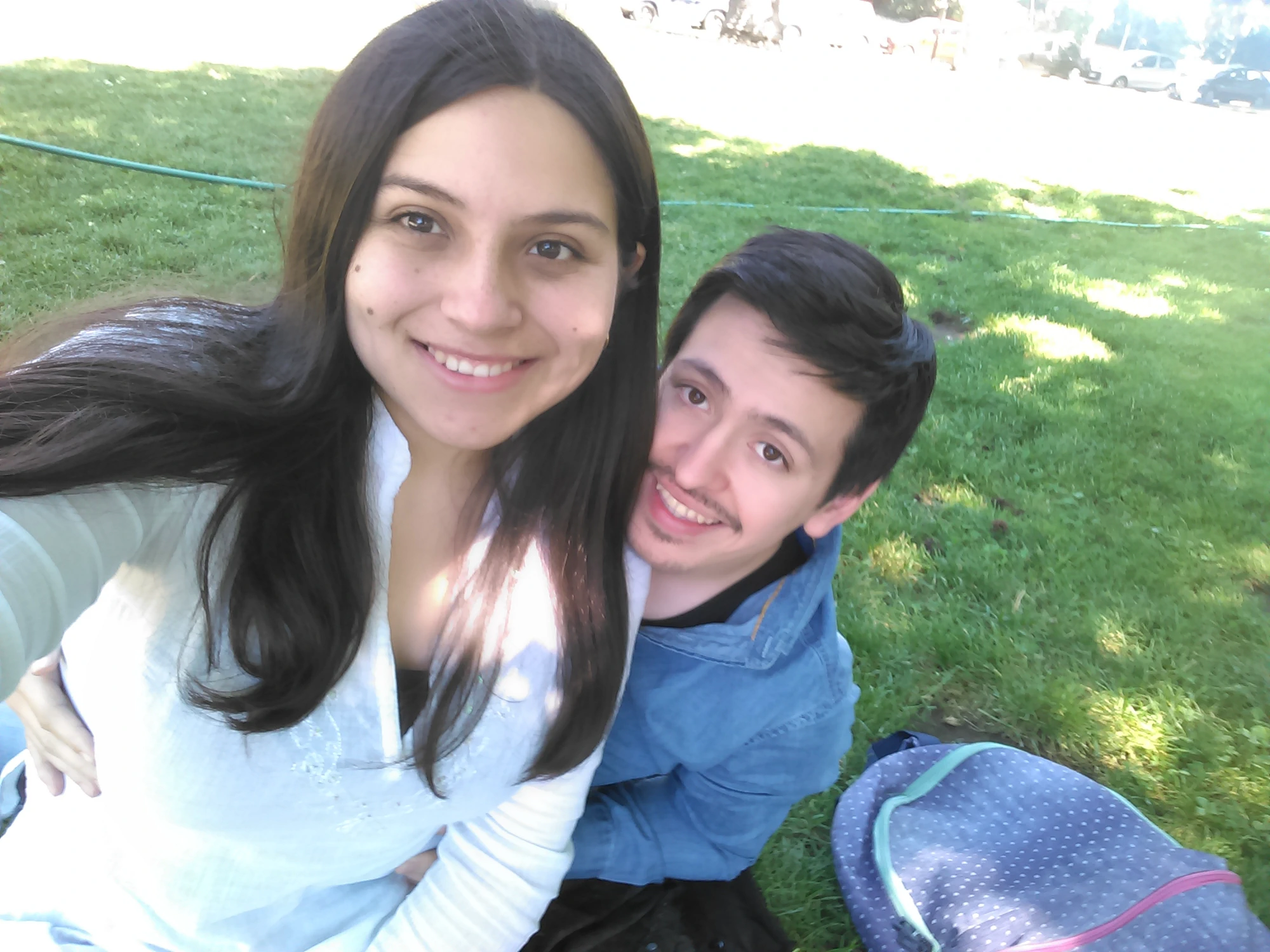 Marcos y Stephanie descansando en el parque