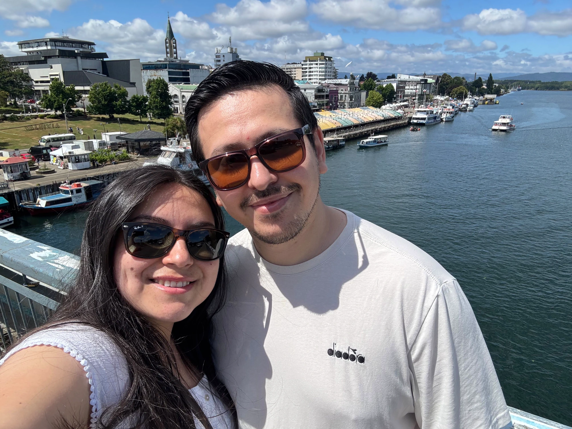 Marcos y Stephanie junto al mar
