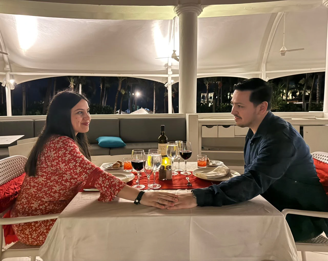 Marcos y Stephanie en una cena especial