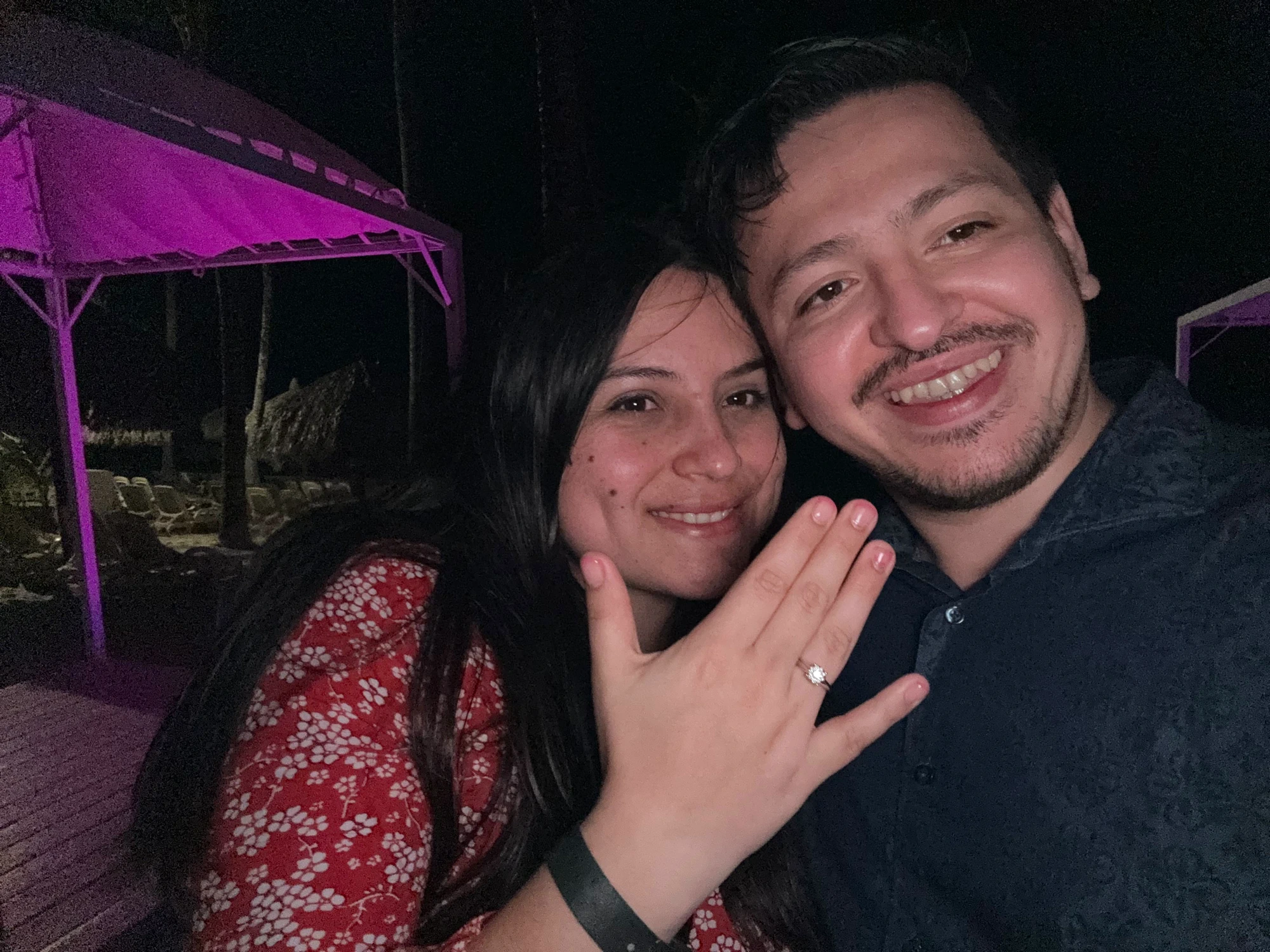 Marcos y Stephanie celebrando su compromiso