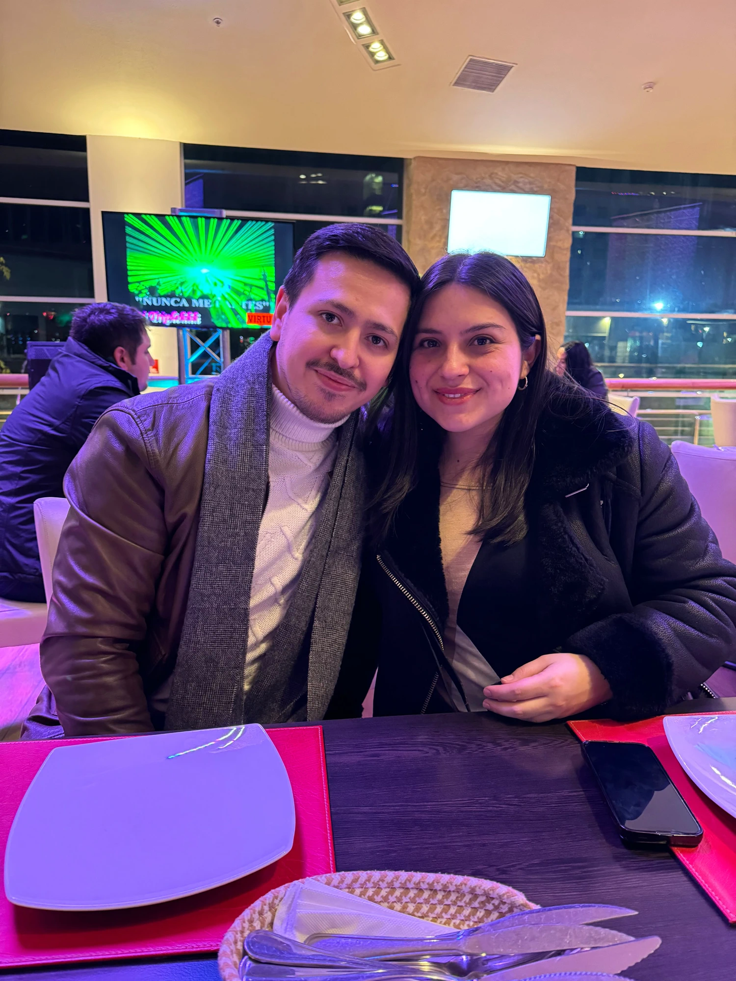 Marcos y Stephanie compartiendo una cena