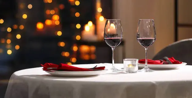 Mesa preparada para una cena romántica