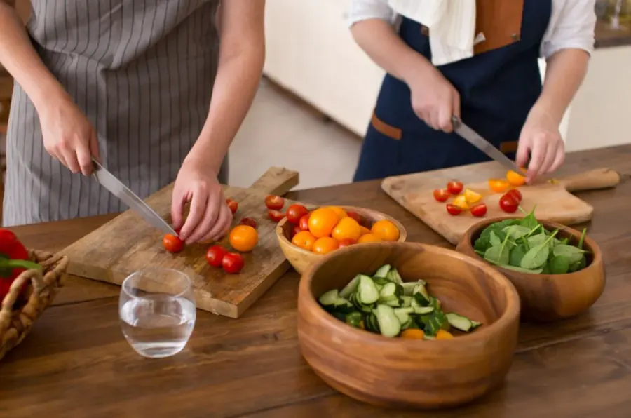 Dos personas aprendiendo a cocinar