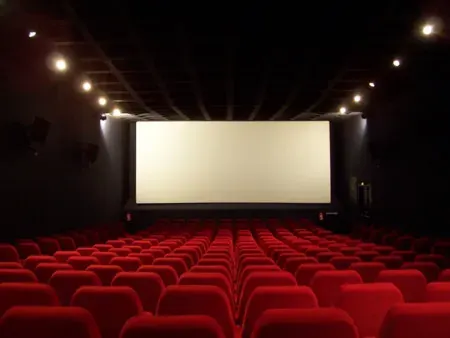 Sala de cine esperando una película