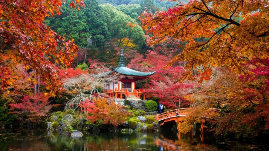 Templo entre árboles de otoño en Japón